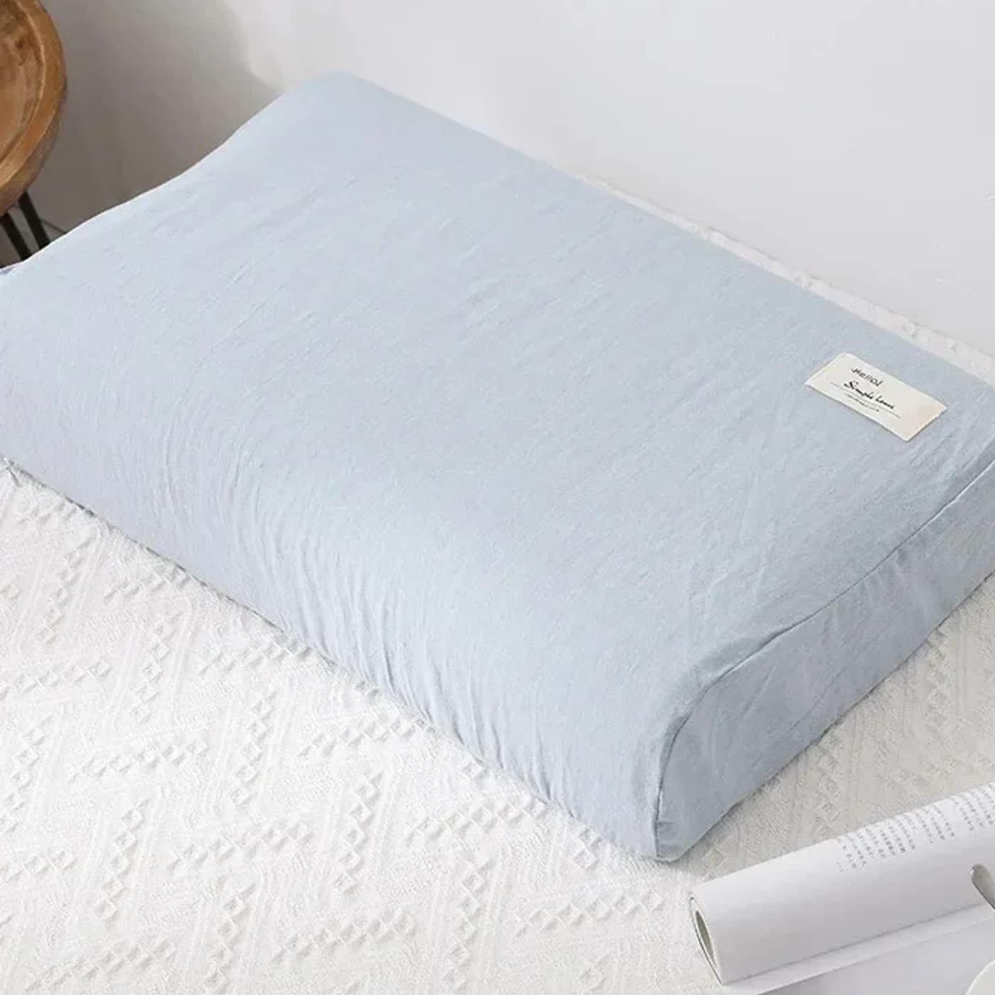 A cool bedroom and the right pillow: the recipe for a calm night
